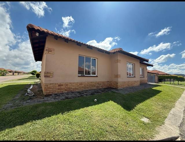 3 BEDROOM TOWNHOUSE FOR SALE IN WATERKLOOF HILL ESTATE